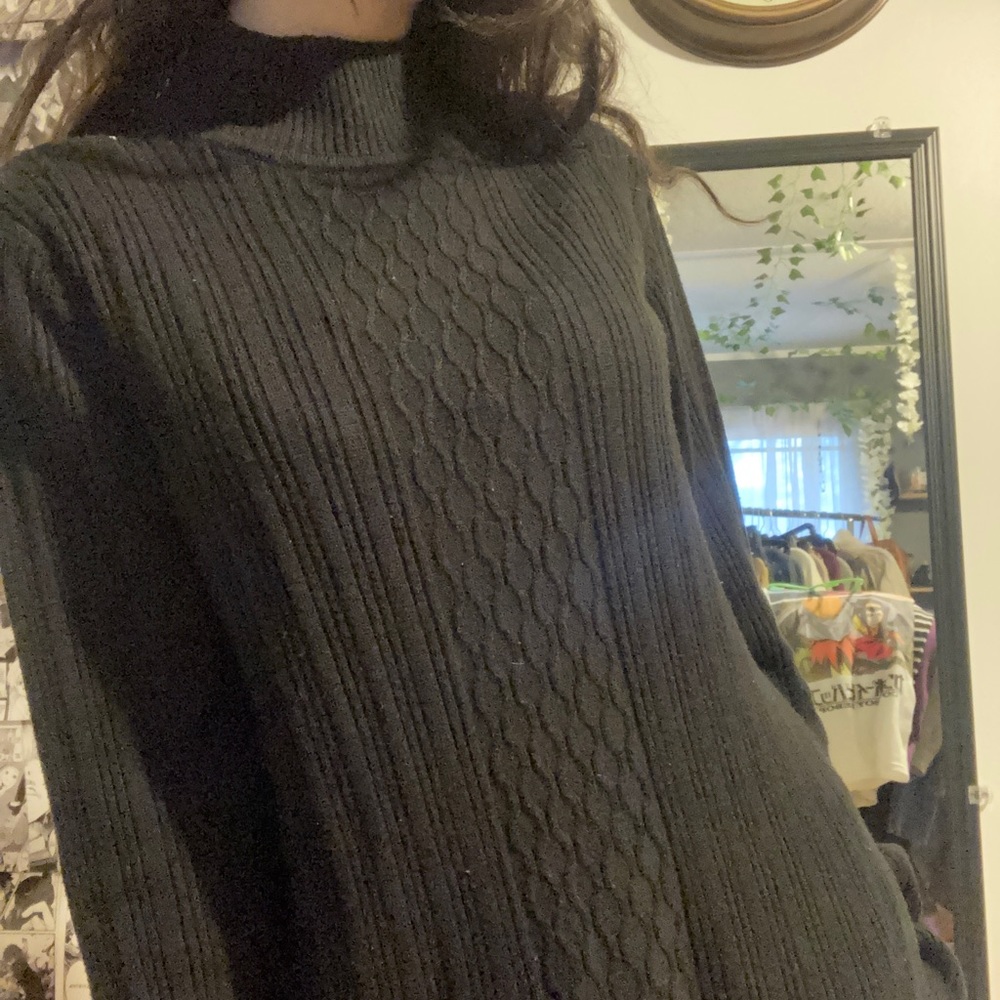 Light material turtleneck, quite long which makes it easy to tuck in